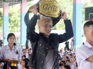 มีที่ไป…แต่ไม่ลืมที่มา "ยอดไอคิว" หอบแชมป์โลกวัน เยี่ยมโรงเรียนเก่าสร้างแรงบันดาลใจ