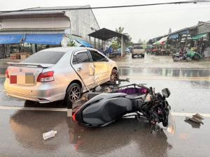 (คลิป)สุดสลด! นร.สาวน้อยวัย 15 เหยื่อมอเตอร์ไซค์ชนเก๋งขาวยูเทิร์นตัดเส้นทึบ ทล.118 หน้าตลาดสด ยังโคม่า