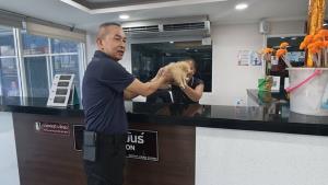สงสัยต้องเปิดแผนกฝากเลี้ยง! โรงพักพัทยาเพิ่งส่ง “ชิเอล” กลับบ้าน ล่าสุด “น้องปอม” หลงมาอีกตัว