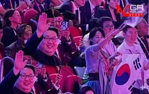 ชายหน้าเหมือน คิม จองอึน โผล่แย่งซีนพิธีเปิดเอเชียนเกมส์ 2026 แถมนั่งเนียนโบกมือกลางกองเชียร์เกาหลีใต้
