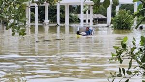 พังงา น้ำยังท่วมหนัก  “โคกเคียน” ชาวบ้านต้องใช้เรือเข้า-ออกหมู่บ้าน