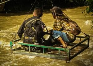 ทหารพราน 14 ลุยป่าข้ามลำน้ำ ส่งเสบียงถึงฐานชายแดนราชบุรี