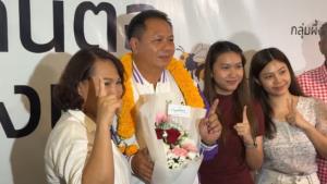ผึ้งหลวงคึกคัก! พร้อมครอบครัวแห่ให้กำลังใจ “นฤพนธ์” หลังคะแนนนำ “เดชรัต” ผลนับคะแนนไม่เป็นทางการ 50%