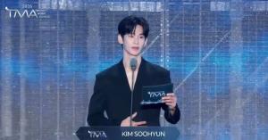 “คิมซูฮยอน” คืนเวทีเกาหลีในรอบกว่า 500 วัน เสียงเชียร์กระหึ่ม The Fact Music Awards 2026 ท่ามกลางกระแสบอยคอต