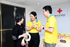 "โบว์-ณชา" ฉลอง 15 ปีคันนา มอบเงิน 300,000 บาท ช่วยเหลือผู้ป่วยยากไร้ รพ.จุฬาฯ