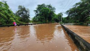 (คลิป) ฝนถล่มโคราช น้ำป่าเขาใหญ่ทะลักลงลำตะคองท่วมสะพานหมูสี อ.ปากช่องเกือบมิด ปิดตายเส้นทางห้ามรถทุกชนิดผ่าน