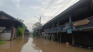 ปราจีนบุรีน้ำทะลักท่วมชุมชนตลาดเก่ากบินทร์บุรี 40–50 ซม. ชาวบ้านผวาเร่งขนของขึ้นที่สูง