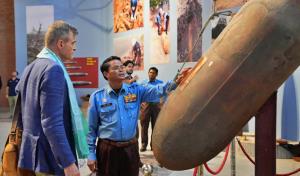 มุกเดิม! กัมพูชาอ้างไทยยิงคลัสเตอร์บอมบ์ถล่ม สหภาพยุโรปให้ทุนช่วยเก็บกู้อีก 1.6 ล้านยูโร