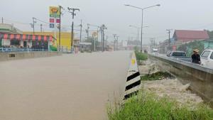 (คลิป)ฝนถล่มสุรินทร์ต่อเนื่อง “เขื่อนแสรจอก”อ.พนมดงรักน้ำล้น ทะลักท่วมแล้ว 2 ตำบล จมถนนสายหลัก 224 ปิดตายจราจรห้ามรถทุกชนิดผ่าน
