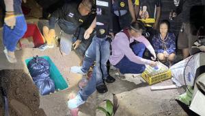 บุกรวบสาว 28 บุรีรัมย์ เครือข่าย“ไอ้บอล” ตะลึงยึดยาบ้าล็อตใหญ่ฝังดินในเล้าไก่ กว่า 333,000 เม็ด