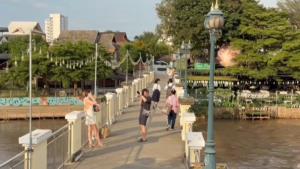 (คลิป)เชียงใหม่ไม่ตกเทรนด์!วัยรุ่นหนุ่มสาว-นักท่องเที่ยว แห่จองซื้อ “มาลัยรัดเกล้า”เพิ่มพร็อพถ่ายรูปคู่น้ำปิงคึกคัก