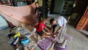 เหมือนตายทั้งเป็น!ตาวัย 71 ป่วยติดเตียง ซ้ำเมีย-ลูกชายติดยาหนัก รีดเงิน-อาละวาดไม่เว้นวัน