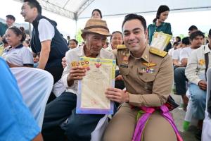มท.3 ลุยพนมทวน มอบโฉนด 167 ราย เร่งแก้น้ำท่วม-ภัยแล้ง พร้อมย้ำต้องดูแล “อปพร.” ทุ่มเททำงาน