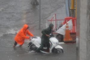 ประมวลภาพ: กรุงเทพฯ อ่วม! ฝนถล่มกรุงจมบาดาลหลายจุด น้ำท่วมสูง จราจรเป็นอัมพาต