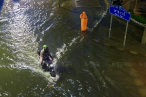 ประมวลภาพ: ฝนตกแช่กรุง! แยกบางกะปิน้ำท่วมขัง รถติดหลายสาย