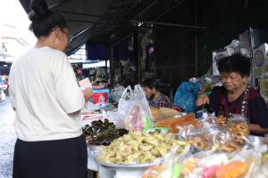 ชาวยะลาทยอยจับจ่ายซื้อ “ขนมเดือนสิบ” เตรียมทำบุญรับตายายพรุ่งนี้