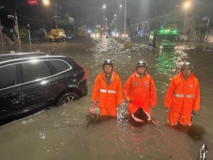 น้ำท่วมหนักลาดพร้าว-บางกะปิ สน.ลาดพร้าวเตือนเลี่ยงเส้นทางป้องกันรถดับ