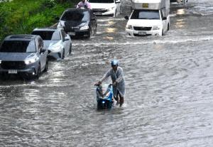 น้ำท่วมขัง 5 แยกลาดพร้าว หลังฝนตกต่อเนื่อง การจราจรชะลอตัว