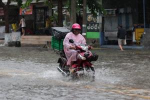 น้ำท่วมประชาชื่น–เตาปูน กระทบการจราจรหนัก หลายจุดรถผ่านไม่ได้