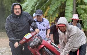 “ปิยวัฒน์”ลงพื้นที่ลุยน้ำป่าช่วยชาวบ้านเมือง–ปากพลี จ.นครนายก ขนย้ายสิ่งของขึ้นที่สูง มอบถุงยังชีพ หลังน้ำท่วมหลายร้อยครัวเรือน