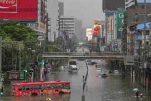 สื่อนอกตีข่าวน้ำท่วมกรุงเทพฯ กระทบการจราจร-อพยพประชาชน