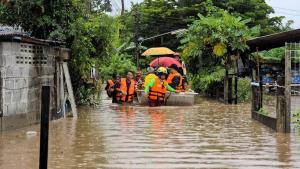 (คลิป)ปากช่องอ่วม! น้ำป่าเขาใหญ่ทะลักท่วมถนน-บ้านเรือน บางจุดสูงถึงอกถูกมวลน้ำปิดล้อม กู้ภัยเร่งอพยพผู้ป่วย-ผู้สูงอายุ-เด็ก ออกจากจุดเสี่ยง