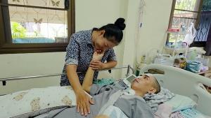 แม่ร้องสื่อ!ครูเกษียณขับรถชนลูกชายป่วยติดเตียงเกือบ2ปี แต่ไม่เหลียวแล