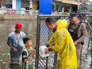 สภ.บางเสาธง ระดมสายตรวจ ลุยศรีษะจรเข้ใหญ่–น้อย ช่วยชาวบ้านฝ่าวิกฤตน้ำท่วม