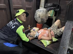 เจ้าหน้าที่เร่งอพยพผู้ประสบภัยน้ำท่วมซอยสามัคคีช่วยเหลือผู้สูงอายุ-ผู้ป่วยค้างในพื้นกว่า 70 ราย