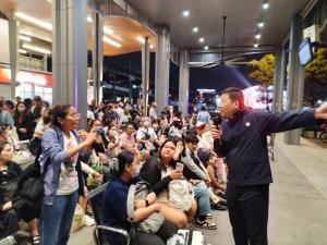 “ภัทร&amp;#8203;พงศ์&amp;#8203;” พร้อมทีม ทล.-ทช.ลงพื้นที่ จัดรถเร่งระบายผู้โดยสารเกือบ 400 คนหน้าฟิวเจอร์&amp;#8203;พาร์ค&amp;#8203;รังสิต