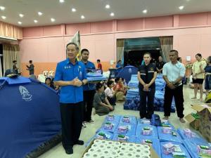 ในหลวง-พระราชินี พระราชทานสิ่งของช่วยเหลือผู้ประสบภัยน้ำท่วม พื้นที่ กทม.