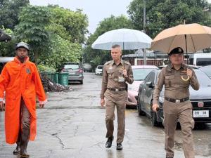 ผบก. น.4 - ผกก.วังทองกลาง ร่วมให้กำลังใจตร.วังทองหลาง กำชับช่วยชาวบ้านประสบภัยน้ำท่วม