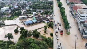 (รวมภาพมุมสูง) มวลน้ำป่าเขาใหญ่ทะลักล้นลำตะคอง ท่วมเมืองปากช่องอ่วม ถนน-บ้านเรือน-รีสอร์ตจม จนท.เร่งนำเรือช่วยเหลือปชช.