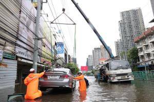 “เพชรบุรีตัดใหม่” ยังอ่วม! น้ำท่วมสูง รถเล็กผ่านไม่ได้ ตำรวจเร่งยกรถจมน้ำพ้นถนน
