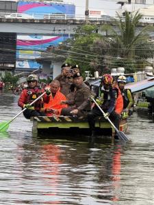 “พล.ต.อ.สำราญ” ลุยคลองจั่น ช่วยน้ำท่วม เปิดโรงครัวพระราชทาน-ส่งเรือแจกอาหารประชาชน