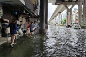 พหลโยธิน ซอย 34 หน้า รพ.เปาโล เกษตร น้ำท่วมขังเป็นช่วงๆ การจราจรยังปกติ