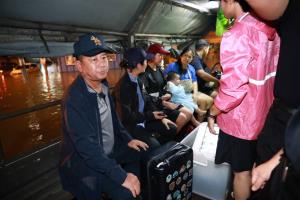 รมว.กห. สั่ง ศบภ.กห. ระดมทรัพยากร–เร่งงบประมาณช่วยน้ำท่วมเต็มกำลัง บูรณาการสนับสนุนรัฐบาลและทุกหน่วยงาน ช่วยประชาชนตลอด 24 ชั่วโมง