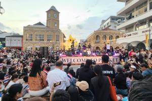 สี่แยกชาร์เตอร์ดภูเก็ตแตก! แฟนคลับแห่ต้อนรับ-ชมคอนเสิร์ต “เนเน่” และวงโอโซน หลังคว้าแชมป์ AGT