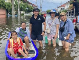 “ทนงศักดิ์” ลุยหมู่บ้านทิพมาสเสรี–บางนา เร่งช่วยชาวบ้านน้ำท่วมสูง ประสานรถยก-รถทหาร นำอาหารและสิ่งของจำเป็นเข้าพื้นที่ พร้อมส่งกำลังใจให้ผ่านวิกฤตโดยเร็ว