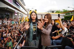 โมเมนต์น่ารัก! “เนเน่ รอยัล” แจกยิ้มสดใส ทักทายแฟนคลับ ขณะนั่ง EV เปิดประทุนตระเวนรอบเมืองเก่าภูเก็ต