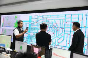 ผู้ว่าฯ ชัชชาติ พร่องน้ำฝั่งตะวันออก ฝนเบาลง เร่งพร่องน้ำ–ดึงน้ำออกจากชุมชน ดูแลผู้ประสบภัย-ผู้ป่วยติดเตียงเต็มกำลัง