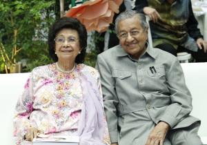 'ดร.ซีตี ฮัสมะห์' ภริยาอดีตนายกฯ มหาเธร์แห่งมาเลเซียถึงแก่อนิจกรรม สิริอายุ 100 ปี