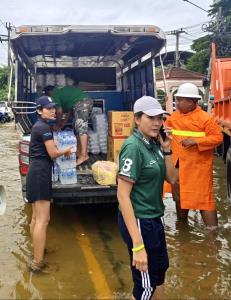 “อัยรินทร์” ลุยน้ำท่วมลำลูกกา ย้ำ “น้ำไม่ลด เราไม่ถอย” ระดมกระสอบทราย 2,000 ถุง–ข้าวกล่อง 1,000 ชุดต่อวัน เติมเสบียงช่วยชาวบ้าน