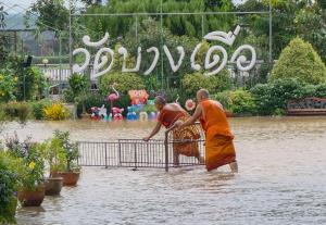 น้ำเจ้าพระยาเอ่อล้นท่วมวัดบางเดื่อ ปทุมฯ พระ–ชาวบ้านเร่งขนของหนีน้ำขึ้นที่สูง