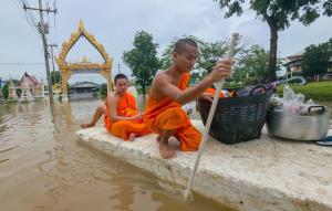 น้ำท่วมวัดไก่เตี้ย ปทุมฯ พระ-สามเณรใช้โฟม-เรือออกบิณฑบาต อพยพวัวควายหนีน้ำขึ้นที่สูง