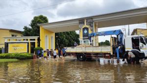 ชาวโกลเด้นฯ ลำลูกกา ร่วมใจ ซื้อกระสอบทราย เครื่องสูบ ป้องกันน้ำท่วมหมู่บ้าน