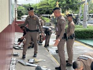 สภ.ปากเกร็ด ประชาสัมพันธ์เก็บป้ายทะเบียนหลุดน้ำท่วมได้แล้วกว่า 300 แผ่น เตือนเก็บไว้เองมีความผิดตามกฏหมาย
