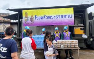 “โรงครัวพระราชทาน” นำทัพโรงครัวช่วยน้ำท่วม จุดฝากท้องผู้ประสบอุทกภัย