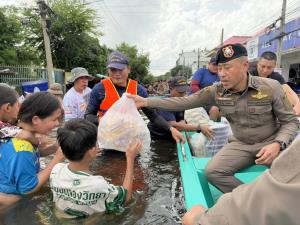 “พล.ต.อ.สำราญ” นำทีมตำรวจลุยน้ำช่วยชาวเคหะร่มเกล้า ใช้บทเรียนหาดใหญ่เป็นแนวทางดูแล