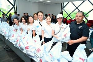 ทบ.–เดอะมอลล์ ผนึกกำลังส่งอาหาร-น้ำ-สิ่งของจำเป็น ช่วยผู้ประสบอุทกภัยแฟลตคลองจั่น บางกะปิ